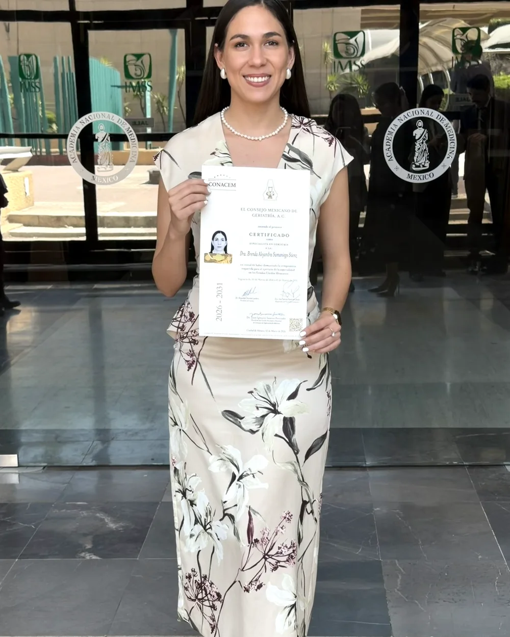 La Dra. Brenda Samaniego con su certificado de especialista en Geriatría del Consejo Mexicano de Geriatría