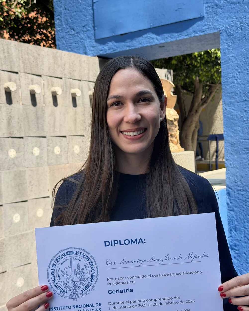 La Dra. Brenda Samaniego con el diploma de la especialidad en Geriatría del Instituto Nacional de Ciencias Médicas y Nutrición Salvador Zubirán